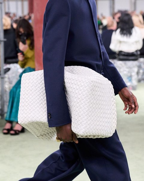 модная сумка, белая сумка, тренд сезона, тренд 2022, тренды осени, женская сумка