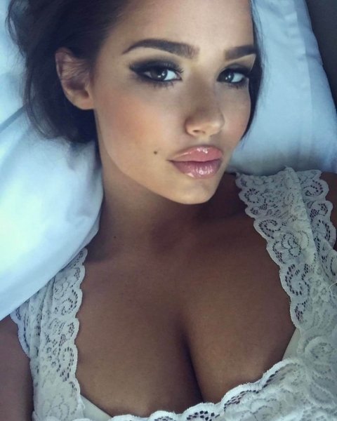 Липсващият модел, Инес Хелън Липсващ модел, Инес Хелън, модел, блогър, съмнявам се в съществуването, лъга много, последователи, кражба на снимки,