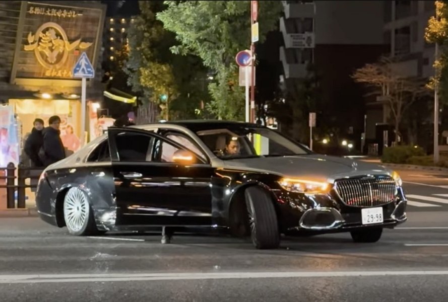 Mercedes-Maybach S580 Mercedes-Maybach S580 розвертався на перехресті