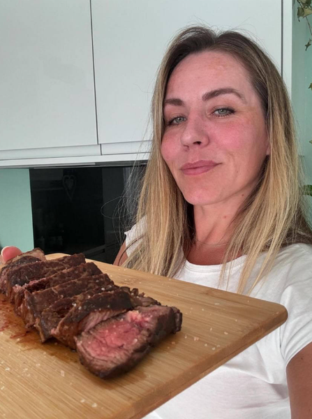 Лаура Слязайте рік не їла овочів та фруктів, що сталося з її організмом та зовнішністю, експерименти з харчуванням