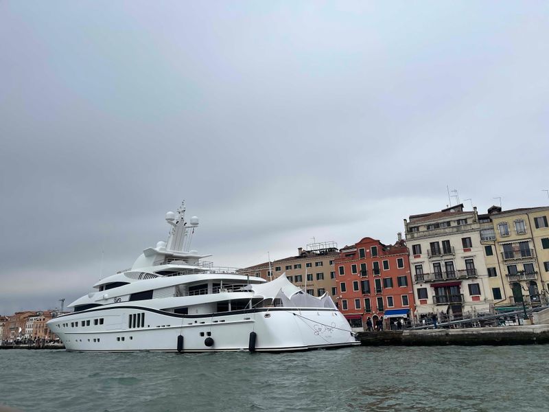 6. Яхта біля променаду Джардіні