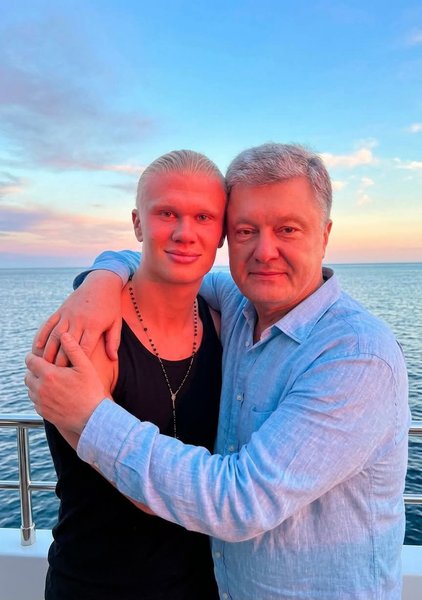 Меми про Голанна - українці згенерували його фото з Порошенком Згенероване фото Голанна з Порошенком