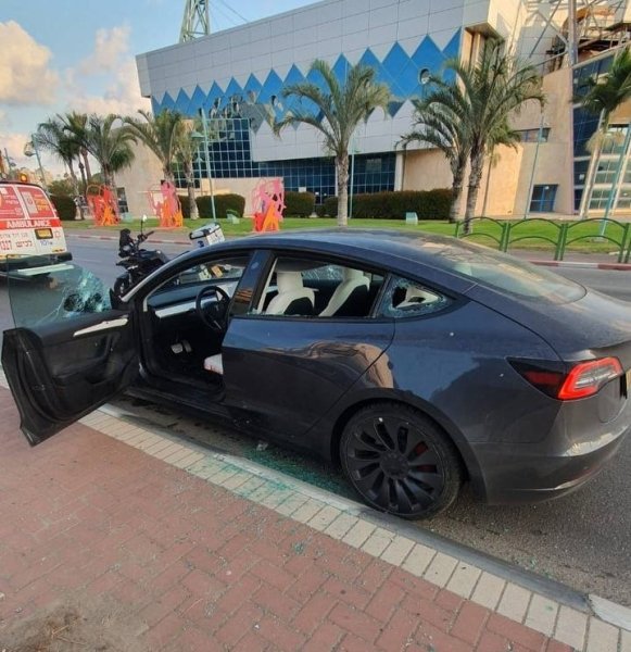 електромобіль тесла електромобіль тесла, розстріляне авто, Tesla Model 3, обстріл авто, електромобіль Tesla