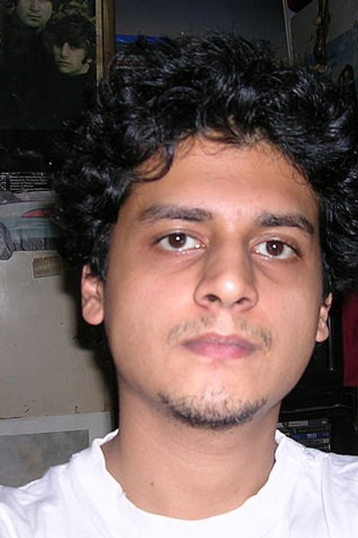 

Лео Мирани: "Необходимо иметь много денег на счету, забронировать отель и билеты на самолет, предоставить в посольство налоговые декларации, подтвердить намерение вернуться домой. В общем, пройти долгую и унизительную процедуру, за которую к тому же приходится платить"
