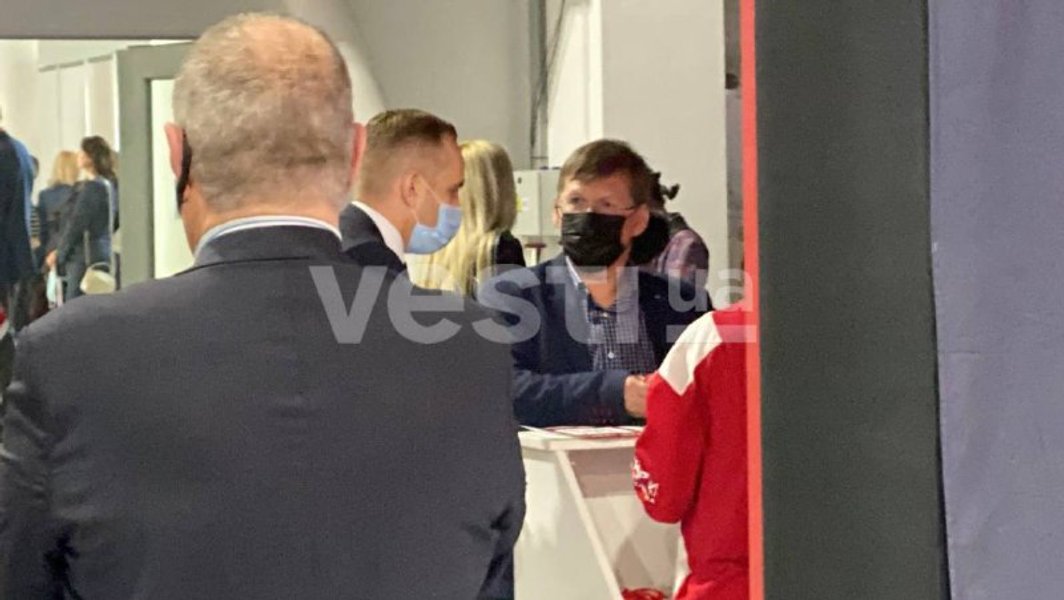 У Києві проходить з'їзд партії Кличка за участю Порошенка