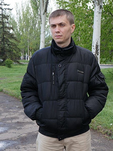 

Иван Волосюк — поэт, родился в 1983 году в Дзержинске (ныне Торецк) Донецкой области в семье шахтера, окончил русское отделение филфака Донецкого национального университета. Жил в Донецке, с августа 2014 года перебрался в Дружковку (Краматорская агломерация, подконтрольная Украине территория Донбасса)
