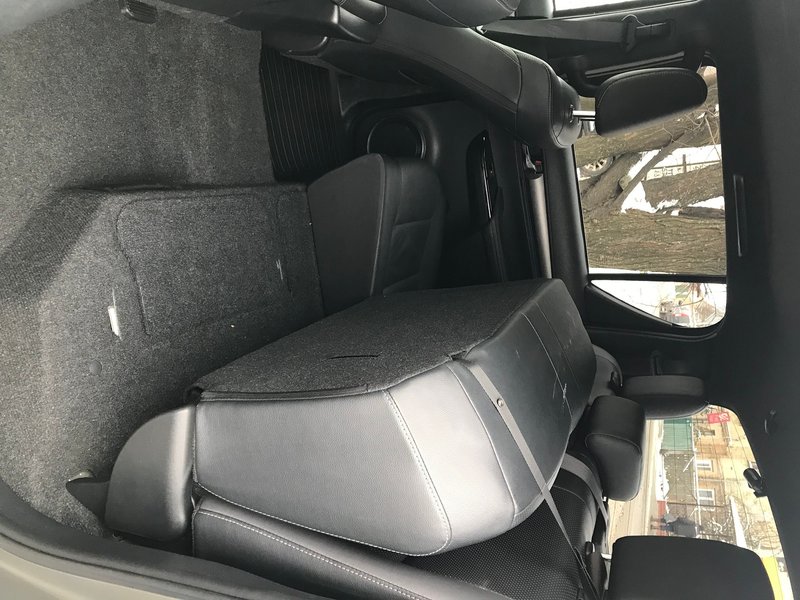 трансформация заднего ряда в Тойота Хайлакс, задний ряд в пикапе Toyota Hilux, оснащение Toyota Hilux, интерьер Toyota Hilux, тест-драйв Toyota Hilux