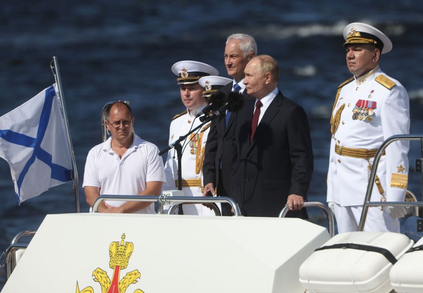 Во время трансляции нынешнего парада ВМФ РФ было показано только два корабля Черноморского флота