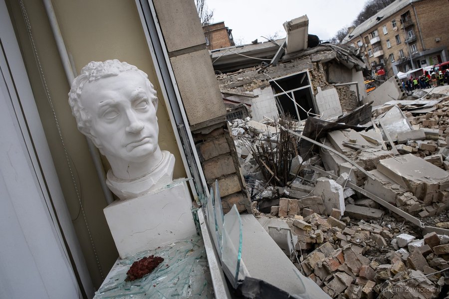 Росіяни атакували Київ балістичними ракетами під час робочого дня