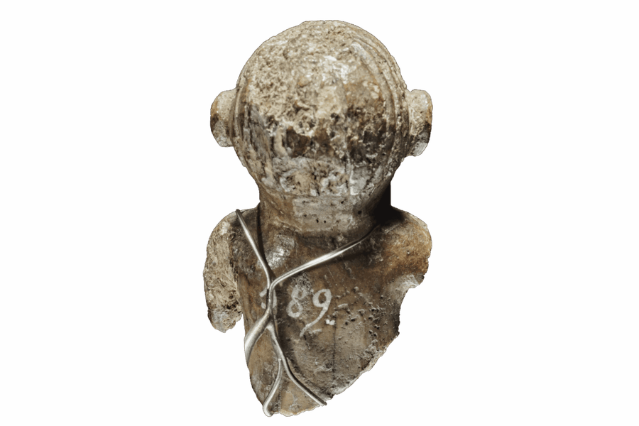 Большинство артефактов той эпохи имеют мотивы животных или абстрактные узоры, а не реалистичные человеческие фигуры