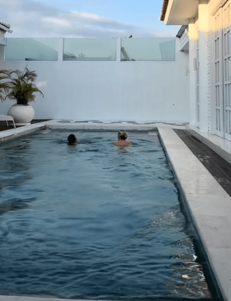 Відпочинок на Балі, приватна вілла, басейн, помітили нежданого гостя, незнайомець у басейні, орендували приватну віллу, візит сусіда