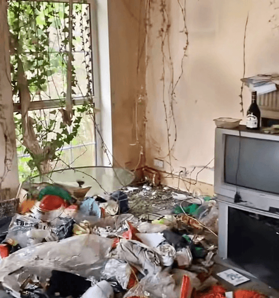 Кімнати всередині покинутого будинку, купленого на аукціоні, виявилися заваленими сміттям, коробками і старими речами