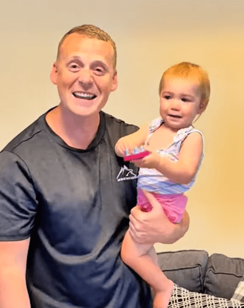 Мужчина впервые за 15 лет сбрил бороду и удивил жену и детей