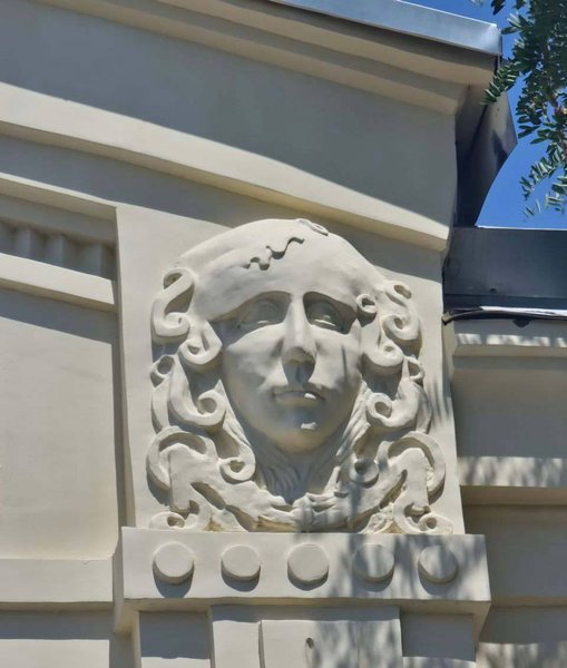 Оккупанты уничтожили кирпичные маскароны в Мариуполе