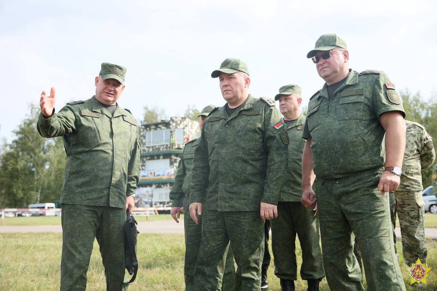 Учения в Беларуси 2025 — военачальники во время маневров