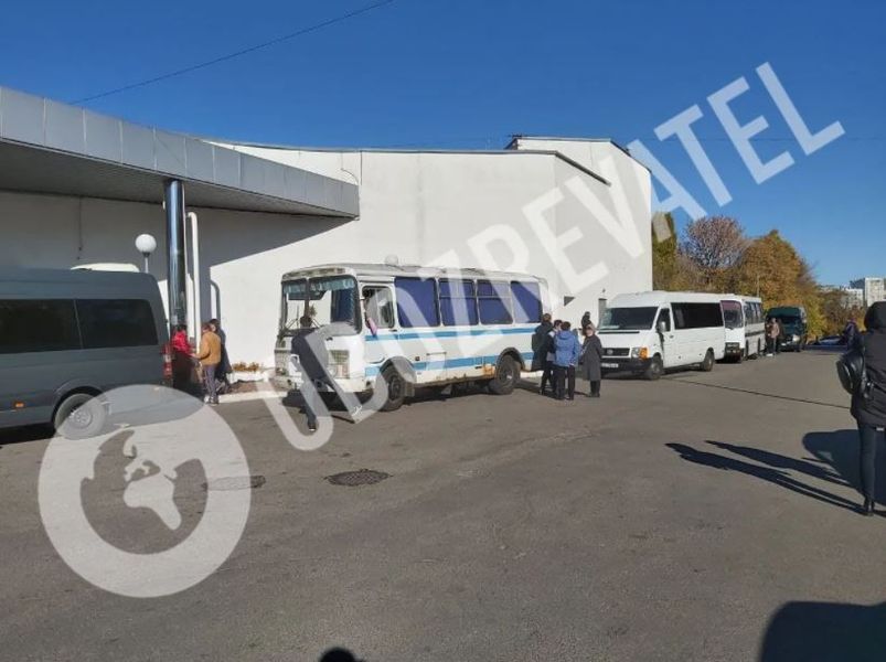 Черга катафалків біля крематорію Києва