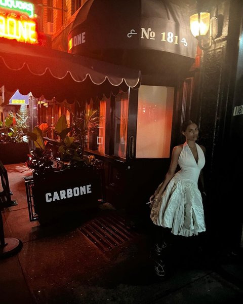 Тіна Кунакі, сукня мерилін монро