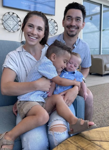 Американская мать с мужем и двумя маленькими детьми после пережитых осложнений во время родов