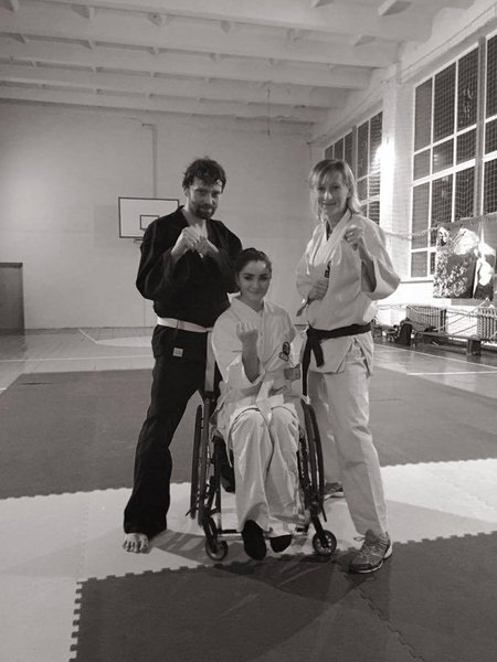 інклюзивний моделінг, модель у візку, інклюзивна модель, інклюзивна мода, інклюзія, інклюзія на подіумі, інклюзивна школа, модель з інвалідністю, реабілітація інвалідів, пара-каратистка Каріна Айрапетян