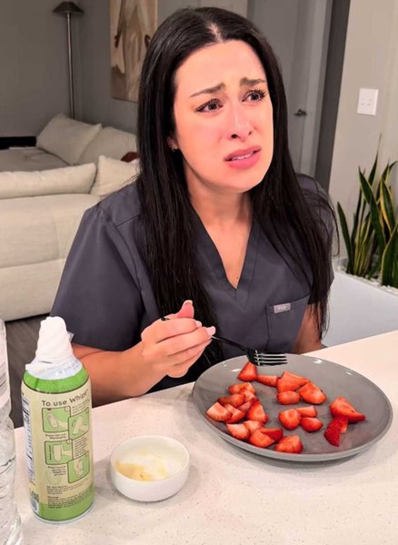 Эмбер Уилсон в слезах пробует клубнику, преодолевая страх фруктов