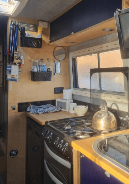 Мужчина продал дом, стал жить в фургоне, мужчина живет без дома, продал свой дом путешествия по Европе, экономия, плата за жилье,