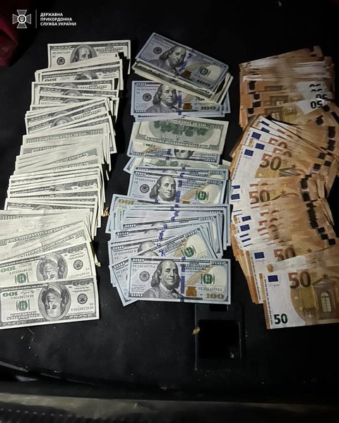 Гроші, долари, євро