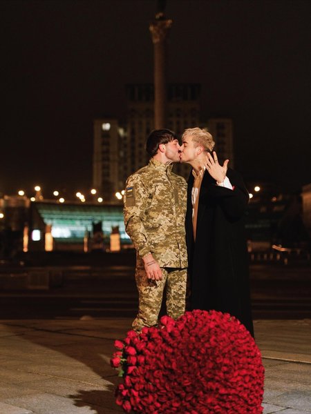 помолвка MELOVIN майдан Меловин и Петр Злотя обручились