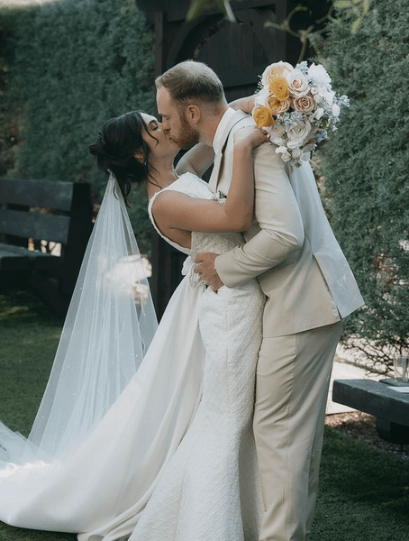 Невеста надела платье матери, свадебное платье, трогательный момент, платье покойной матери, невеста удивила отца,