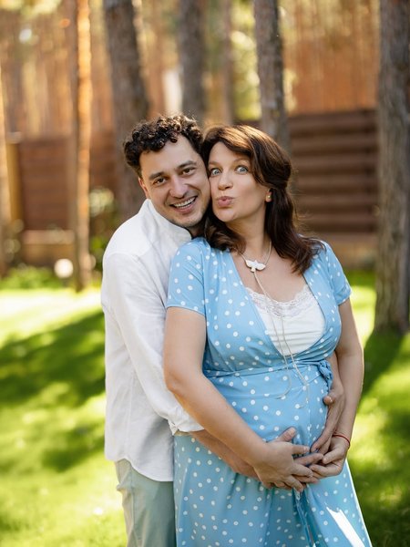 Евгений Синельников с беременной женщиной