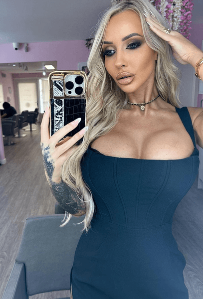 Модель из Шотландии, участница конкурса красоты, создательница контента, OnlyFans, продает воду из ванной, заработала состояние