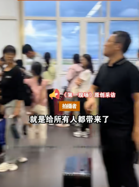 Женщину сняли с самолета из-за того, что она не хотела ставить свою сумочку на пол, скандал на борту лайнера