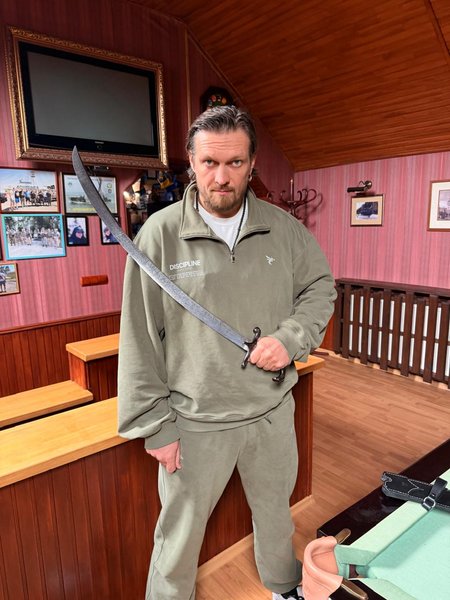 Олександр Усик отримав у подарунок шаблю