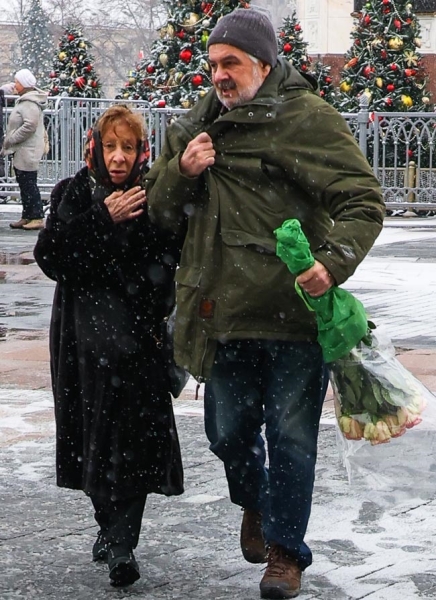 Лия Ахеджакова с мужем внезапно появилась на похоронах Инны Чуриковой