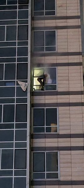 самоубийство, Алматы, выбросился из окна 17 этажа, отстреливался 9 часов