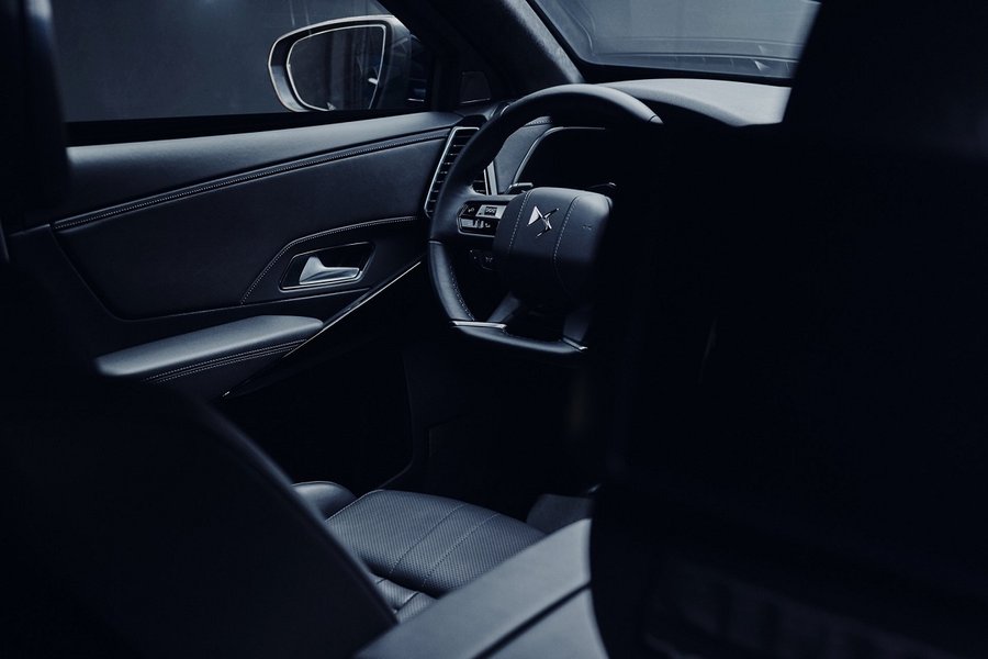 В обробці використані особлива шкіра та алькантара