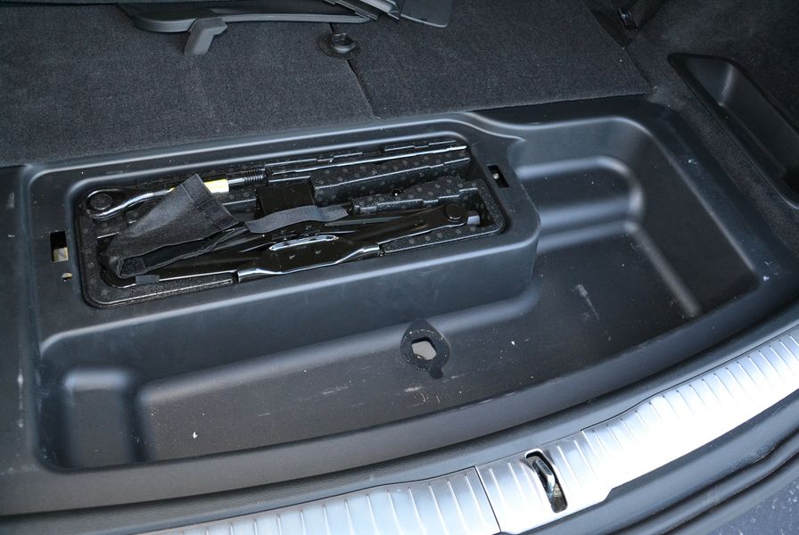 Отсек под полом багажника имеет отверстие для слива воды