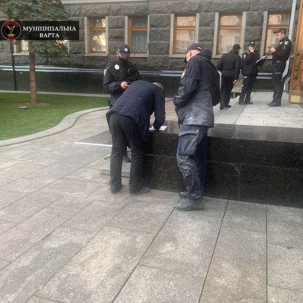 В Офисе президента копы предотвратили попытку самосожжения
