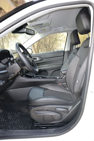 передние сиденья Jeep Compass, новый Jeep Compass, Jeep Compass 2024, кроссовер Jeep, гибрид Jeep Compass