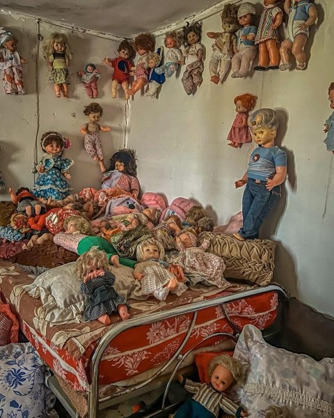 изоставена къща, кукли