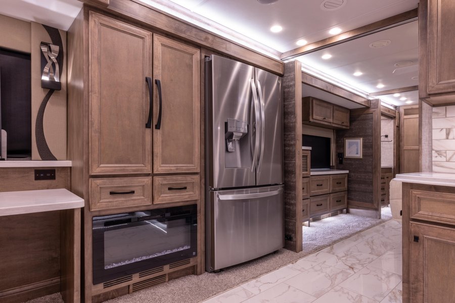 На кухне есть холодильник и духовка