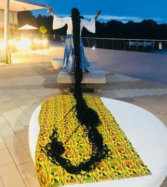 Жінка з найдовшими дредами, дреди, найдовше волосся, не стриглася 40 років, жінка обіймає волосся, рекорд,