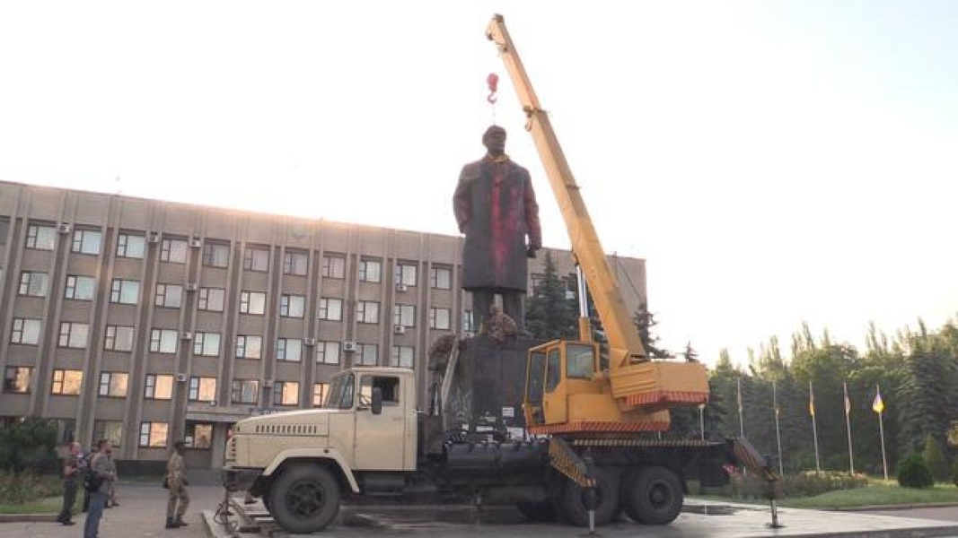 Демонтаж пам'ятника Леніну у Слов'янську у 2015 році.