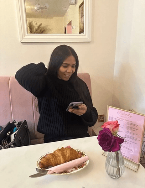 Бизнесвумен из Англии, помогает людям разбогатеть, бизнес в сфере недвижимости, выгнали из школы, исключили, строгие родители