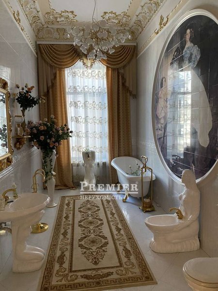 В Одессе продают позолоченную 9-комнатную квартиру за $900 тысяч