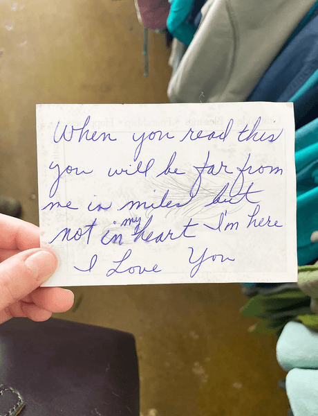 Записка в сумці, записка від покійного батька, послання, коротка записка, послання від батька, лист від покійного батька