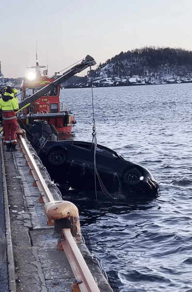 Машина слетела в воду, Tesla, плавучая сауна, сауна на воде, спасли людей, выбрались с салона, фьорд, упала в воду