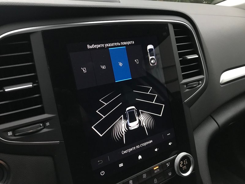 Асистент парковки допомагає не тільки на паралельних і перпендикулярних паркувальних місцях, але і на розташованих під кутом
