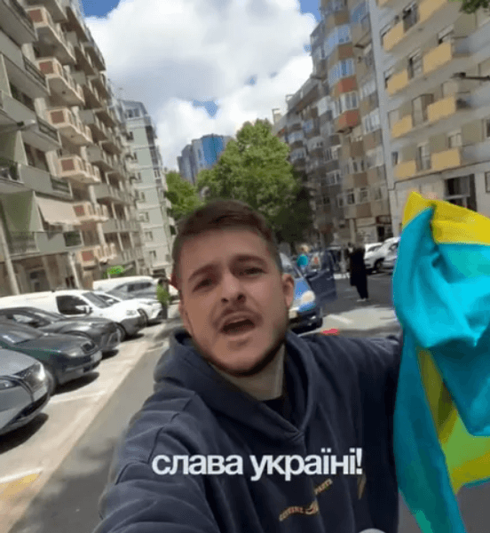 Блогер з України дістав прапор України на параді в Лісабоні