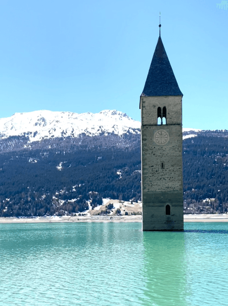 Туристи продовжують приїжджати на озеро, щоб побачити дзвіницю