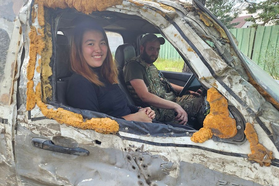 Пікап "Мазда" - з пасажиркою